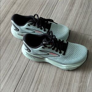 Brooks Glycerin GTS sneakers in women’s size 6.5 in almost new condition